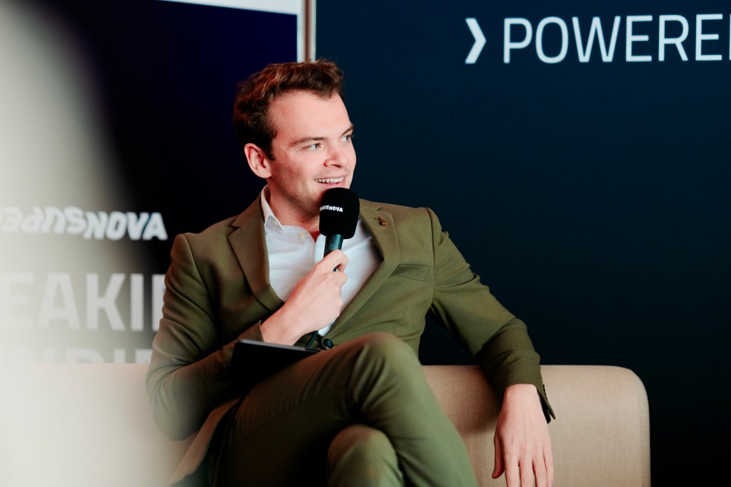 Wout moderating a two-person conversation as keynote speaker.